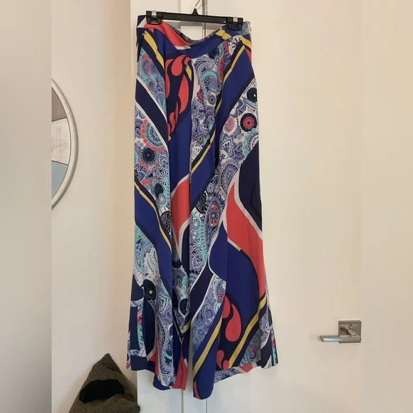 Kit and Ace Multicolor Silky Wide Leg Pants with rose side zipper and pockets. - Picture 4 of 10